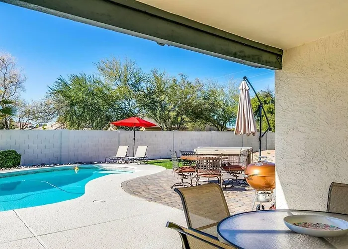 Bell - Living - Pool - Location - Events Holiday home